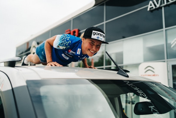 Anamarija Lampič na svojem Citroënu Berlingo